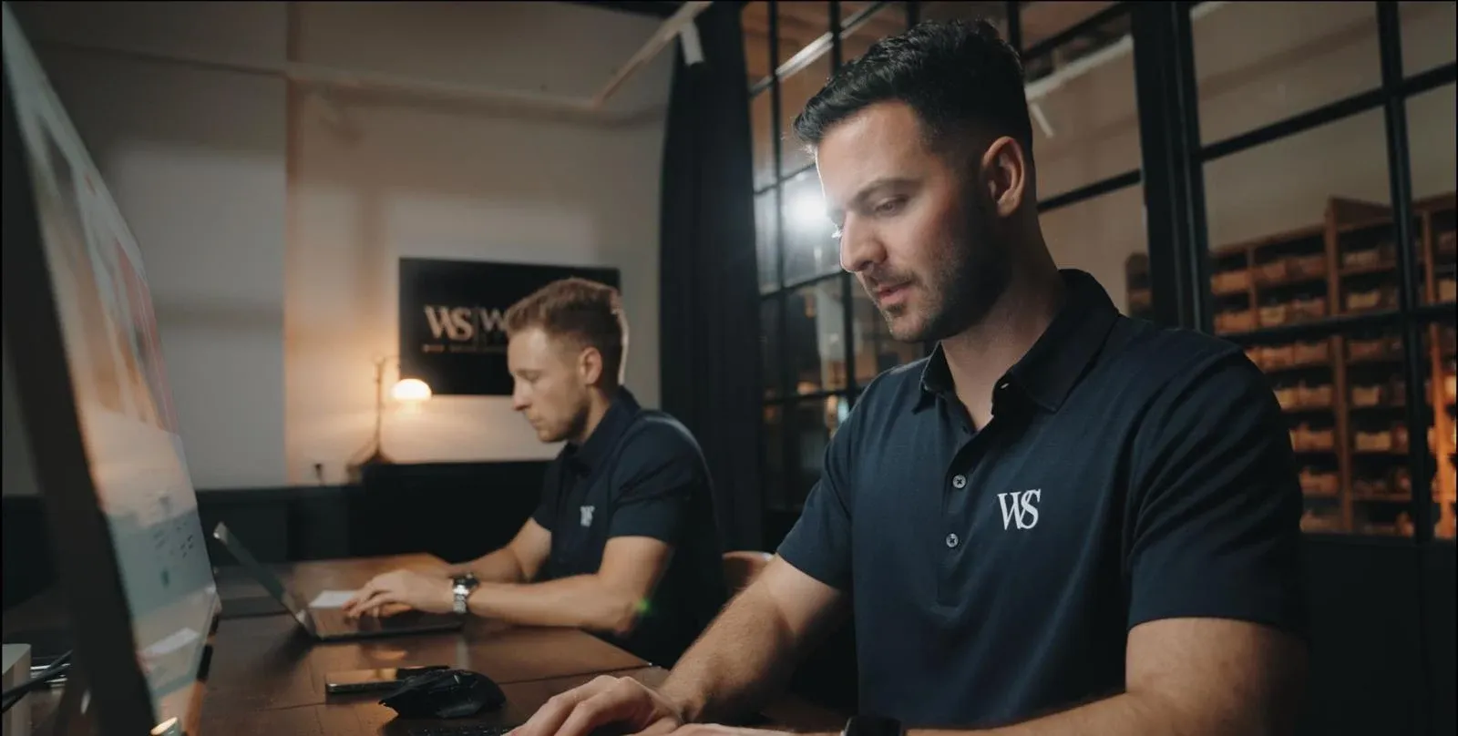 Das Team von Website Stuttgart bei der konzentrierten Projektarbeit im Büro
