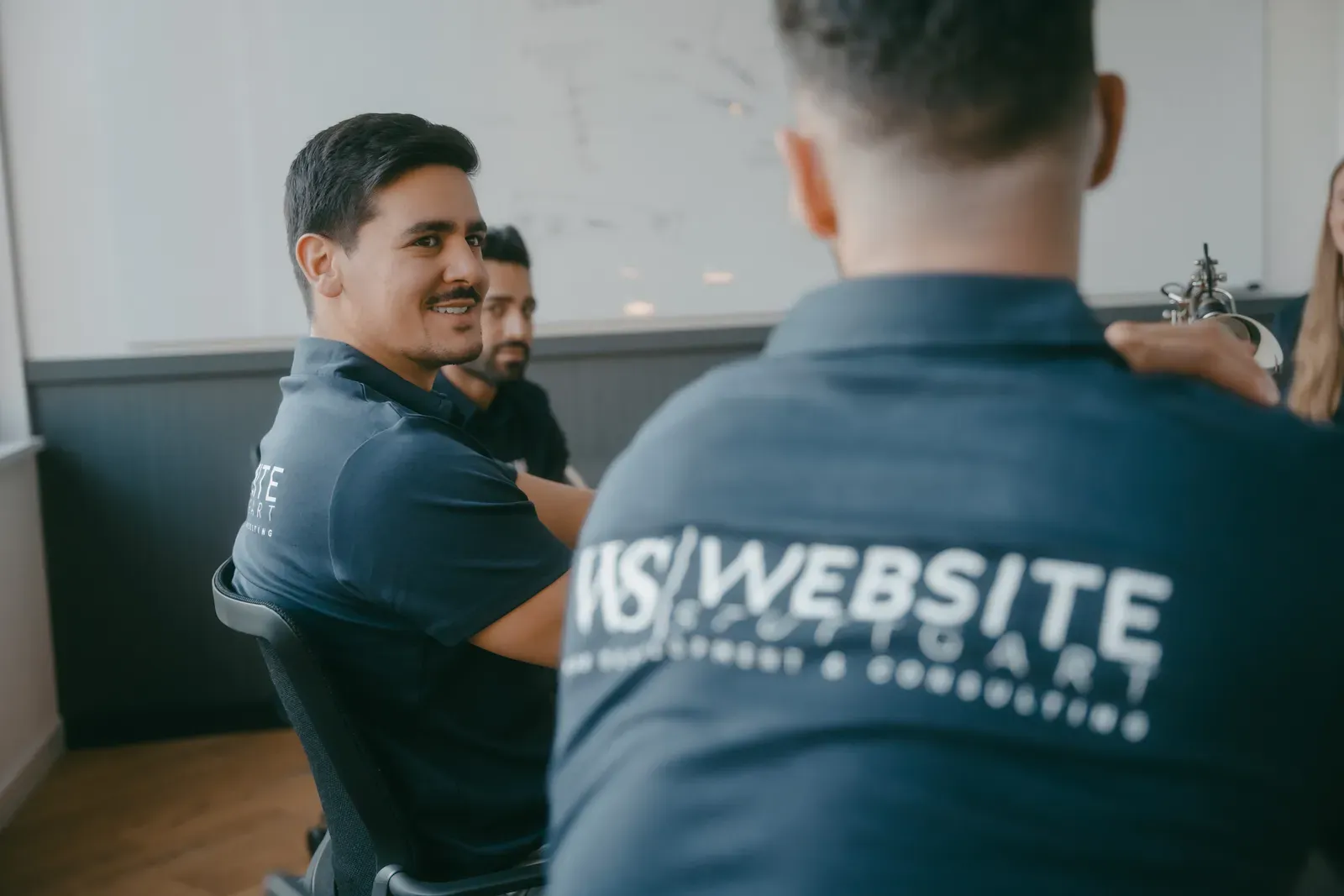 Das Team von Website Stuttgart bei einer Besprechung im Büro